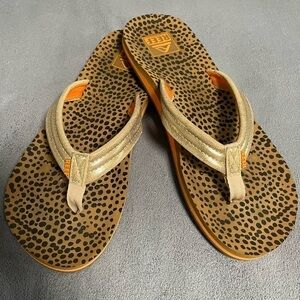 Reef Kids Ahi Flip Flops in metallic with animal print footbed. Size 6